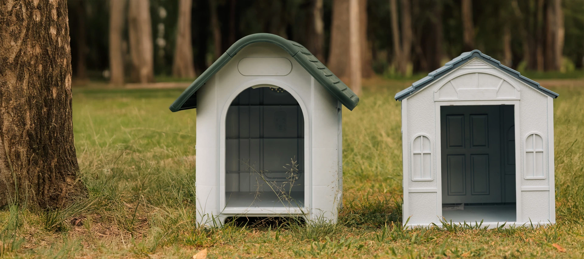 Casas para mascota de plástico exhibidas sobre césped en exterior